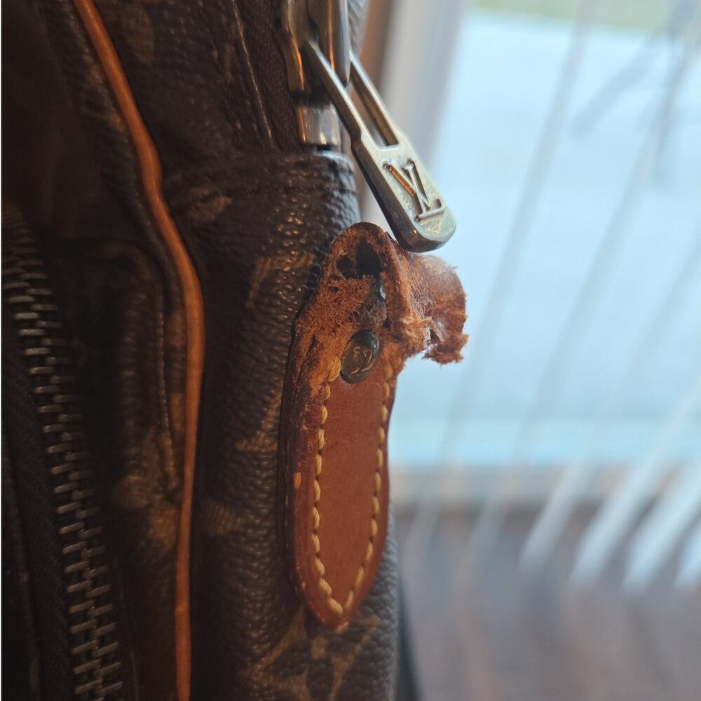 Louis Vuitton Monogram Amazone Canvas Crossbody Bag (Vintage, Adjustable Strap) - Picture 3 of 8